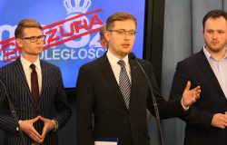Od lewej: Tomasz Kalinowski - rzecznik prasowy stowarzyszenia Obóz Narodowo-Radykalny, Robert Winnicki - poseł na Sejm RP, niezrzeszony, Witold Tumanowicz - wiceprezes stowarzyszenia Marsz Niepodległości.