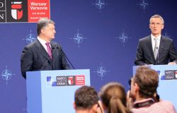 Petro Poroszenko, prezydent Ukrainy i Jens Stoltenberg, sekretarz generalny NATO na wspólnej konferencji prasowej, podczas szczytu NATO w Warszawie.