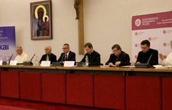 Od lewej: Marcin Przeciszewski - prezes Katolickiej Agencji Informacyjnej, ojciec Marian Waligóra - przeor klasztoru na Jasnej Górze, arcybiskup Wacław Depo - metropolita częstochowski, Marek Magierowski - dyrektor Biura Prasowego w Kancelarii Prezydenta RP, ksiądz Paweł Rytel-Andrianik - rzecznik prasowy Konferencji Episkopatu Polski.