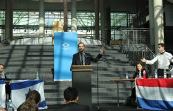 Debata finałowa mistrzostw w kategorii "English Second Language". Przemawia Ayal Hayut-man z drużyny A reprezentującej Tel Aviv University.