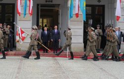 Nursułtan Nazarbajew, prezydent Kazachstanu i Andrzej Duda, prezydent RP podczas oficjalnego powitania na dziedzińcu Pałacu Prezydenckiego w Warszawie.