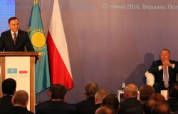 Andrzej Duda, prezydent RP i Nursułtan Nazarbajew, prezydent Kazachstanu na forum gospodarczym Polska-Kazachstan w Warszawie, 23 sierpnia 2016 r.