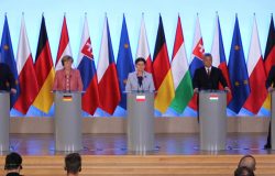 Od lewej: Robert Fico - premier Słowacji, Angela Merkel - kanclerz Niemiec, Beata Szydło - premier Polski, Wiktor Orban - premier Węgier, Bohuslav Sobotka - premier Czech.