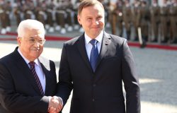 Mahmud Abbas i Andrzej Duda na dziedzińcu Pałacu Prezydenckiego w Warszawie.