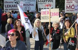 "Ratujmy Kobiety", demonstracja przed Sejmem w dniu 18 września 2016 r. Od lewej: Daria Bajkowska, Ewa Dąbrowska-Szulc i Paulina Piechna-Więckiewicz, radna m.st. Warszawy.