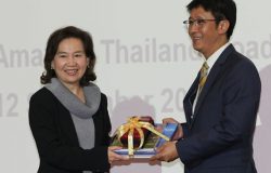 Pani Juthaporn Rerngronasa, zastępca dyrektora Tourism Authority of Thailand i pan Manasvi Srisodapol, ambasador Królestwa Tajlandii w Polsce, na spotkaniu z przedstawicielami biur podróży w hotelu Sofitel Warsaw Victoria.