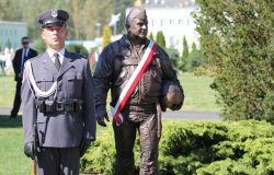 Pomnik gen. Andrzeja Błasika odsłonięty 27 sierpnia 2016 r. w 31. Bazie Lotnictwa Taktycznego Poznań-Krzesiny. Pomnik, którego autorem jest dr hab. Tomasz Sobisz, ma 2 metry wysokości i został odlany z brązu.