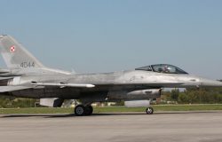 Samolot F-16C wersja Block 52+ z minimalnym uzbrojeniem w postaci dwóch pocisków rakietowych Raytheon AIM-120C-5 AMRAAM (Advanced Medium-Range Air-to-Air Missile).