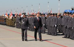 Prezydent Andrzej Duda przed frontem oddziałów w 31. Bazie Lotnictwa Taktycznego Poznań-Krzesiny. W asyście: generał dywizji Jan Śliwka, zastępca Dowódcy Generalnego Rodzajów Sił Zbrojnych.