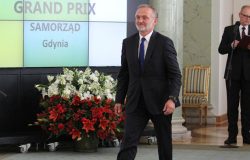 Wojciech Szczurek, prezydent miasta Gdyni, odbiera nagrody w dwóch kategoriach: "Samorząd" - dla jednostki samorządowej, która najlepiej zabezpiecza osobom niepełnosprawnym dostęp do przestrzeni publicznej, "Grand Prix" - nagrodę główną konkursu.