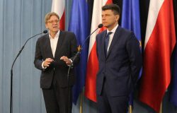 Guy Verhofstadt, przedstawiciel Parlamentu Europejskiego w negocjacjach z rządem brytyjskim, dotyczących statusu Zjednoczonego Królestwa po opuszczeniu Unii Europejskiej. Z prawej: Ryszard Petru, poseł na Sejm RP, przewodniczący Klubu Poselskiego Nowoczesna.