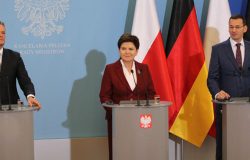 Od lewej: Markus Schaefer - członek zarządu oddziału „Mercedes-Benz Cars” w firmie Daimler AG, Beata Szydło - prezes Rady Ministrów, Mateusz Morawiecki - wicepremier, minister rozwoju i finansów.