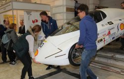 Studenci wnoszą aerodynamiczny pojazd o minimalnym zużyciu paliwa.