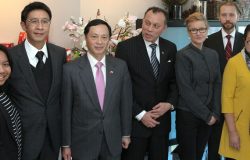 Od lewej: pani Jorrie Andrean - kierująca Sekcją Wymiany Kulturalnej w ambasadzie Republiki Indonezji, pan Manasvi Srisodapol - ambasador Królestwa Tajlandii, pan Pham Kien Thiet - ambasador Socjalistycznej Republiki Wietnamu, pan Ahmad Fadil Shamsuddin - ambasador Malezji, pani Beata Stoczyńska - zastępca dyrektora Departamentu Azji i Pacyfiku w MSZ, dr Michał Kołodziejski - dyrektor Departamentu Azji i Pacyfiku w MSZ, pani Particia Ann Villar Paez - ambasador Republiki Filipin.