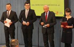Od lewej: Paweł Kwaśniak - prezes Fundacji „Centrum Wspierania Inicjatyw dla Życia i Rodziny”, Piotr Uściński - poseł na Sejm RP, prof. Bogdan Chazan, Izabela Normantowicz.