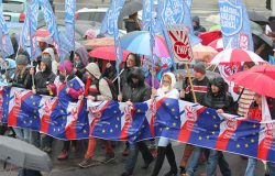 Nie dla chaosu w szkole”, Warszawa, 19 listopada 2016 r. Manifestacja ZNP przechodzi przez Plac Trzech Krzyży.