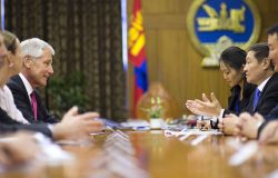 Norovyn Altakhuyag jako premier Mongolii w trakcie spotkania z amerykańskim sekretarzem obrony Chuckiem Haglem (2014 r.)