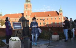 Natalia Panchenko, prezes Fundacji „Euromaidan-Warszawa”, przy Kamieniu Katyńskim w Warszawie odczytuje nazwiska zamordowanych, ofiar stalinowskiego terroru.