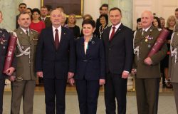 Od lewej: gen. bryg. Piotr Krawczyk - komendant Wyższej Szkoły Oficerskiej Sił Powietrznych w Dęblinie, gen. bryg Wiesław Kukuła - dowódca Wojsk Obrony Terytorialnej, Antoni Macierewicz - minister obrony narodowej, Beata Szydło - prezes Rady Ministrów, Andrzej Duda - prezydent RP, gen. bryg. Sławomir Owczarek - szef Zarządu Wojsk Rakietowych i Artylerii, gen. bryg. Ryszard Parafianowicz - komendant Akademii Sztuki Wojennej.