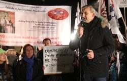 29 listopada 2016 r. Sławomir Broniarz, prezes Związku Nauczycielstwa Polskiego, przemawia podczas akcji protestacyjnej przed gmachem Sejmu. Z lewej: wicemarszałek Sejmu RP, Małgorzata Kidawa-Błońska.