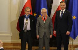 Od lewej: Sir Roger Penrose, prof. Andrzej Trautman, prezydent Andrzej Duda.