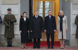 Powitanie ukraińskiej pary prezydenckiej na dziedzińcu Pałacu Prezydenckiego w Warszawie, 2 grudnia 2016 r. Od lewej: Marina Poroszenko, Petro Poroszenko - prezydent Ukrainy, Andrzej Duda - prezydent RP, Agata Kornhauser-Duda.