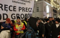 Warszawa, 10 grudnia 2016 r. Małgorzata Diana Marenin, z białą różą, uczestniczy w akcji protestacyjnej „Ręce precz od grobów” przed Pałacem Prezydenckim.