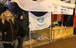 Warszawa, 30 listopada 2016 r. Małgorzata Diana Marenin, prezes Stowarzyszenia Stop Stereotypom, przewodniczy akcji protestacyjnej przed gmachem Sejmu RP.