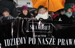 Manifestacja "Siła kobiet - idziemy po nasze prawa" wyrusza spod Belwederu. Za banerem czołowym: Jolanta Miśkiewicz - radna dzielnicy Targówek m.st. Warszawy, Kazimiera Szczuka - publicystka, Angelika Jolanta Domańska, Agata Czarnacka - dziennikarka.