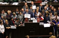 Posłowie opozycji blokują mównicę na Sali Plenarnej Sejmu. W centrum: Kamila Gasiuk-Pihowicz pokazuje znak „V”.