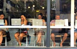 Polacy lubią być online podczas wakacji