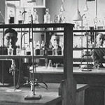 Zaproszenie na wernisaż wystawy "Farmacja na Uniwersytecie"