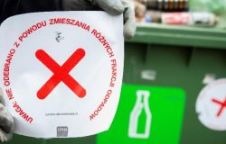 Ostrzegawcze naklejki na śmietnikach