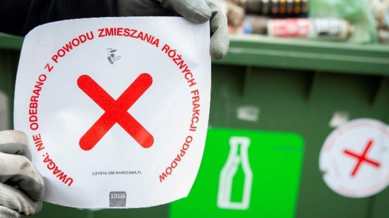Ostrzegawcze naklejki na śmietnikach