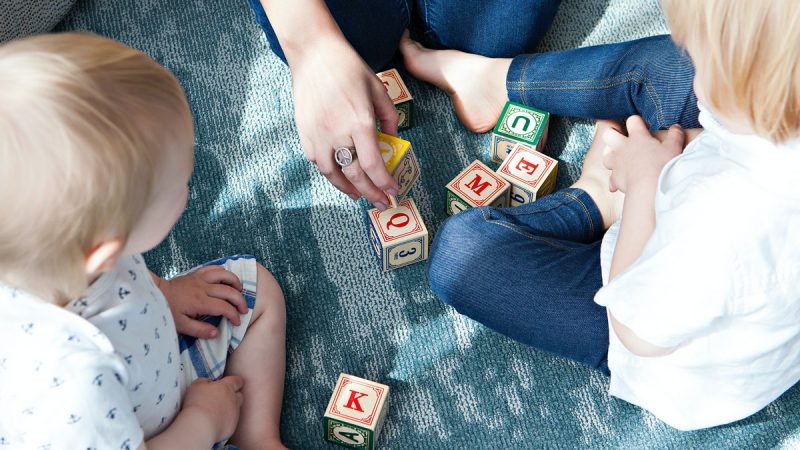 Dzieci bawiące się klockami