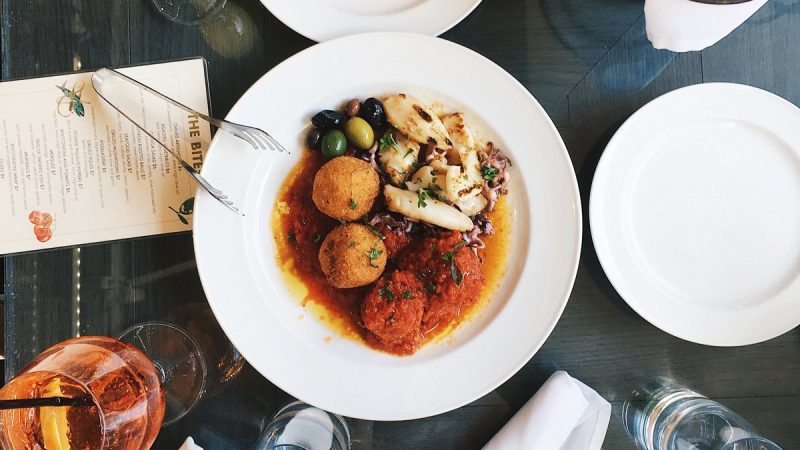 Stół w restauracji z daniami