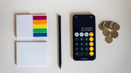 Kalkulator, długopis, przybory do pisania