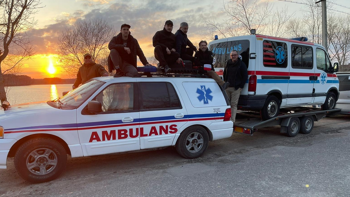 Na zdjęciu dwie karetki, które wczoraj wjechały na Ukrainę z ekipą COP.