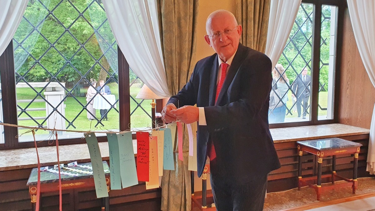 Prezes Warszawskiej Izby Gospodarczej Marek Traczyk wieszający tanzaku w Ambasadzie Japonii w Warszawie.