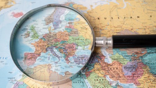 Lupa leżąca na mapie Europy