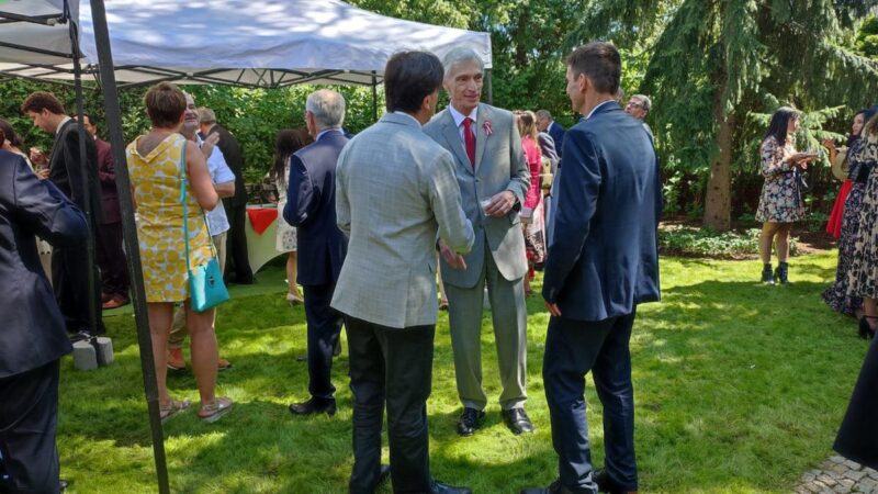 Ambasada Peru. Obchody 201. rocznicy odzyskania niepodległości. Na zdjęciu ambasador Hubert Wieland Conroy (w środku). Fot. Mirosław Gleb