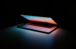 Podświetlony laptop