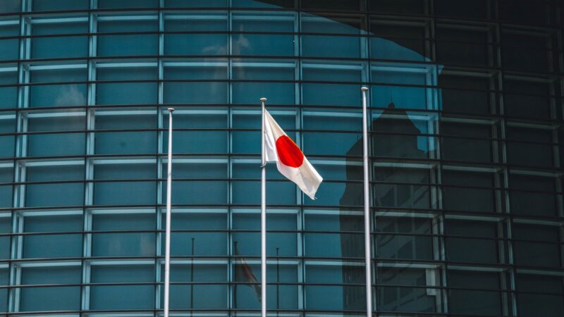 Flaga Japonii na maszcie