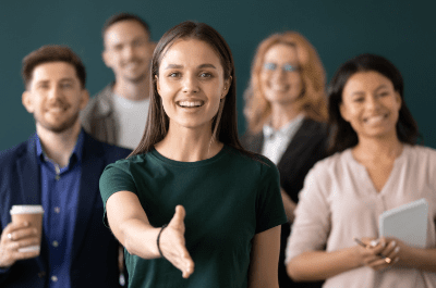 grupa_przywitanie_powitanie_uśmiech_praca