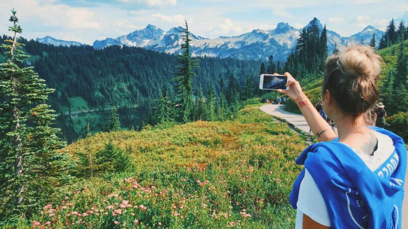 Turystka robi zdjęcie smartfonem