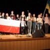 Grupa Ukraińców śpiewa hymn Grupa Ukraińców śpiewa hymn