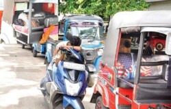 Kryzys paliwowy na Sri Lance: mieszkańcy w poszukiwaniu możliwości zatankowania swoich pojazdów.