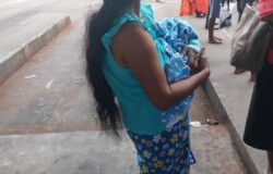 Kryzys paliwowy na Sri Lance: mieszkańcy w poszukiwaniu możliwości zatankowania swoich pojazdów.